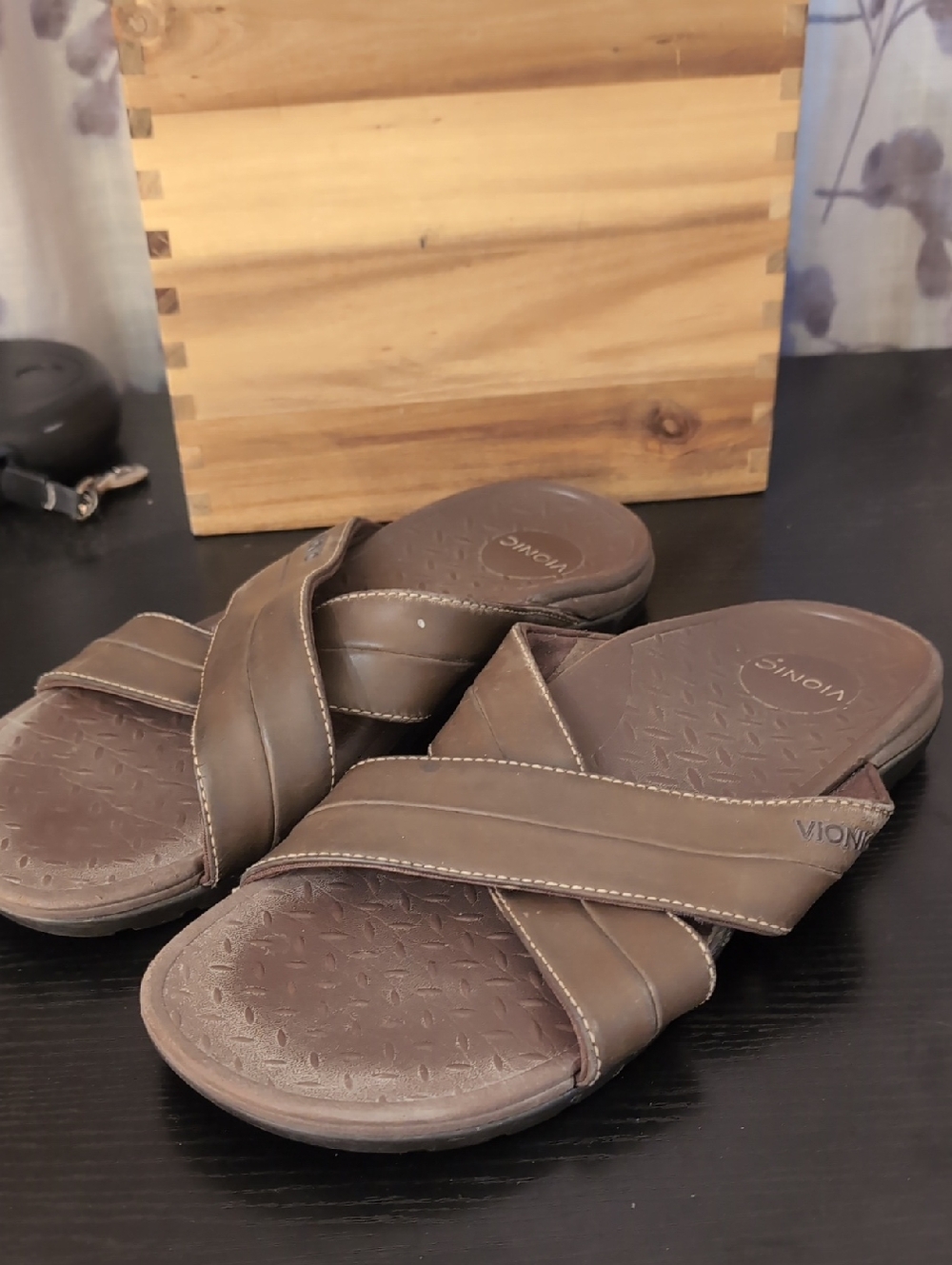 Vionic Brown Crossed-Strap Men's Slide Sandals